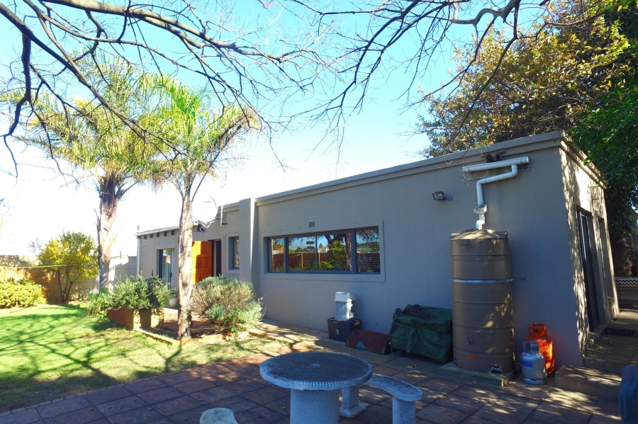3 Bedroom Property for Sale in Eikenbosch Western Cape